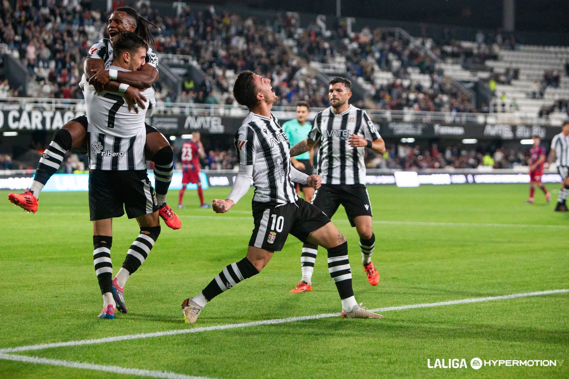 查拉尼亚自 查拉尼亚自